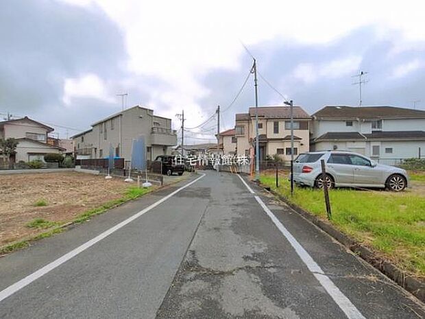 前面道路を含めた現地写真です。