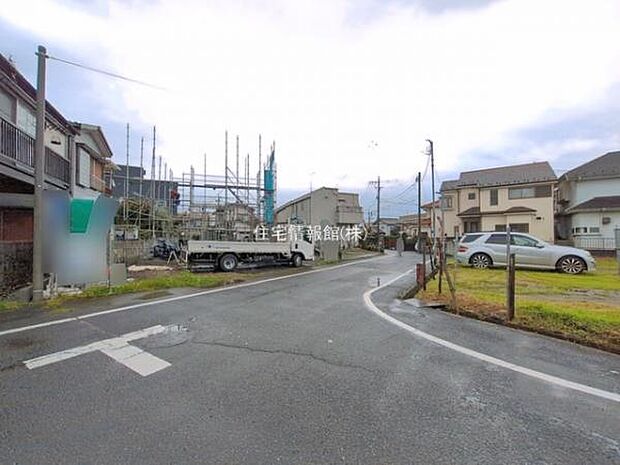 前面道路を含めた現地写真です。
