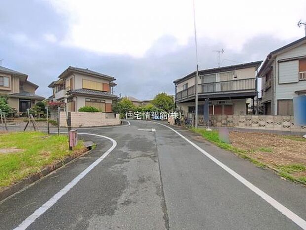 前面道路を含めた現地写真です。