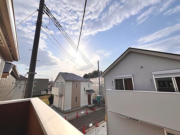 周囲に高い建物が少なく開放感がございます。