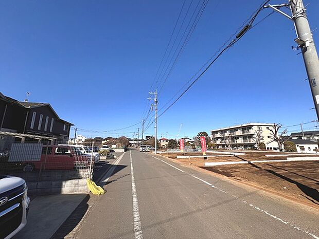 南西側の前面道路です。