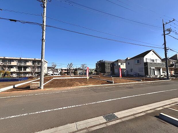 見通しの良い直線道路です。