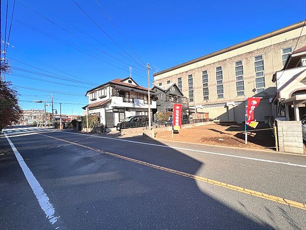 前面道路は広く開放感がございます。
