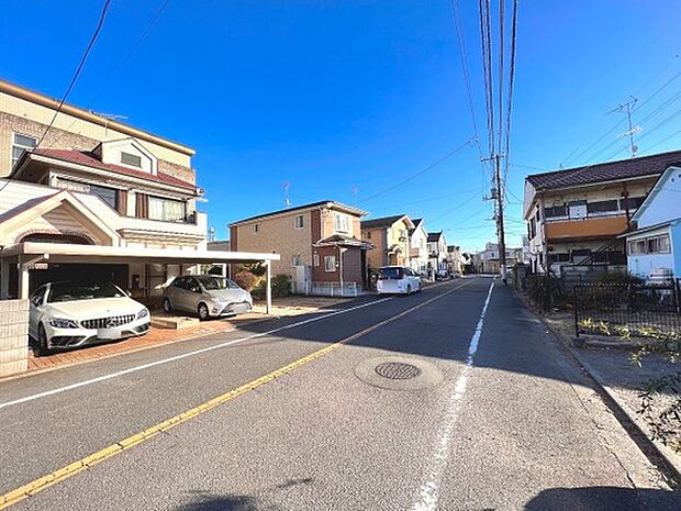 舗装の整った前面道路です。