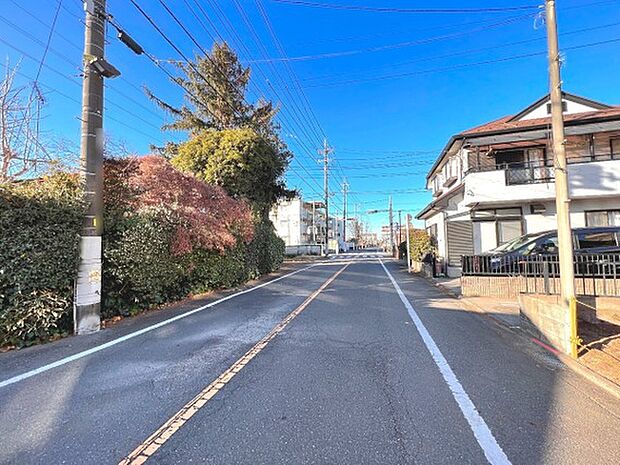 前面道路は幅員約8mございます。
