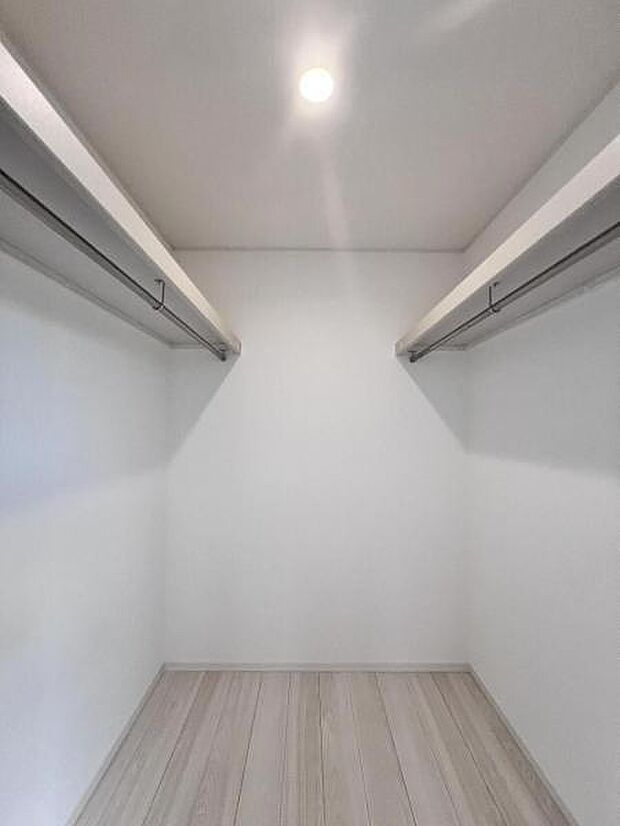 いつでもお部屋をスッキリお使い頂ける収納スペースを設置。