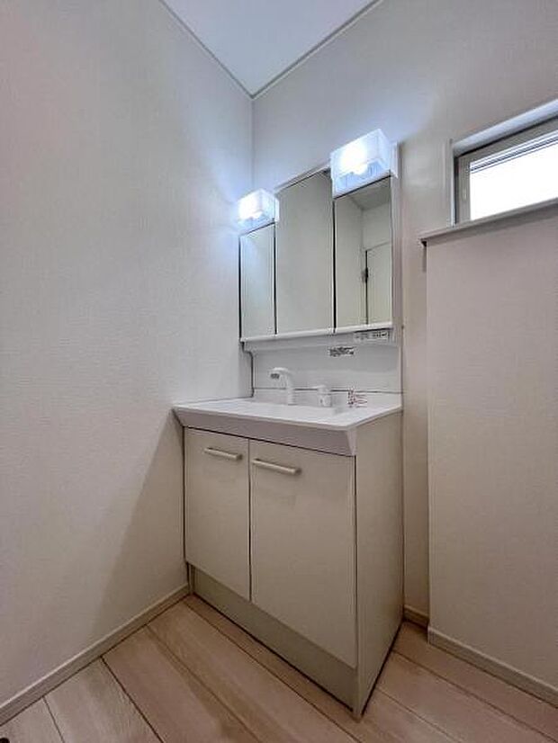 洗面化粧台です。朝の身支度から1日が始まります。