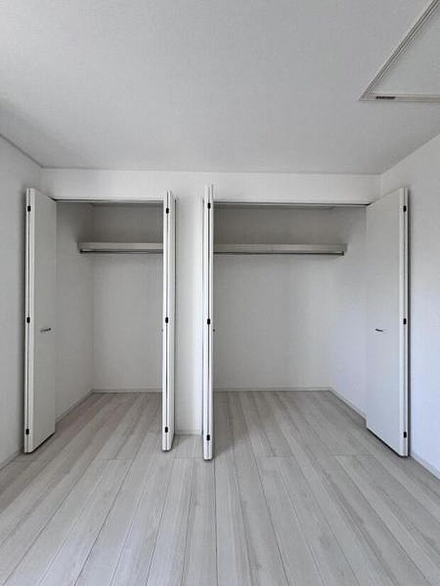 いつでもお部屋をスッキリお使い頂ける収納スペースを設置。