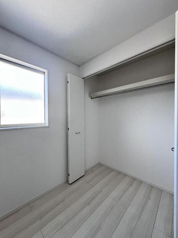 いつでもお部屋をスッキリお使い頂ける収納スペースを設置。