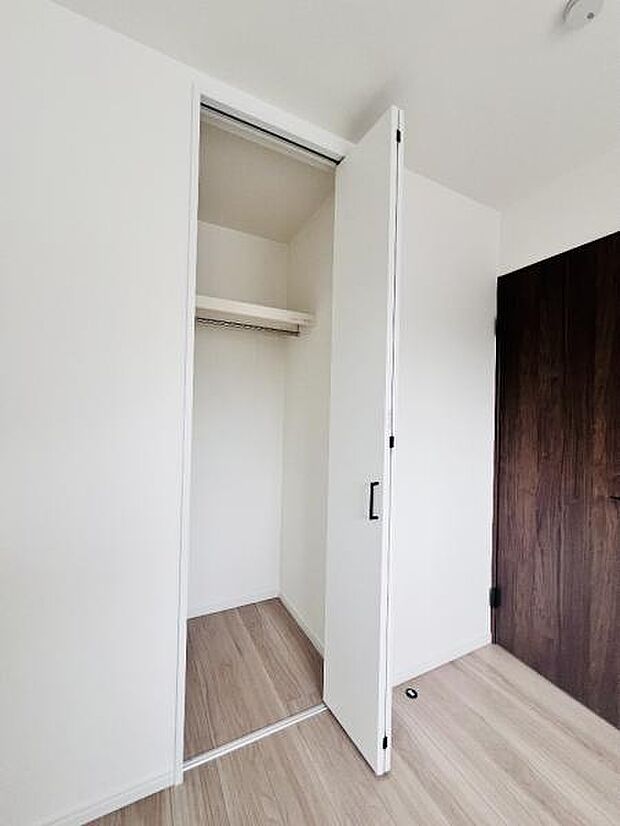 いつでもお部屋をスッキリお使い頂ける収納スペースを設置。