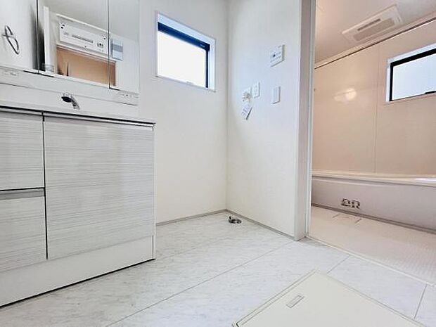 脱衣所は小さなお子様がいるご家庭にも重宝されます。