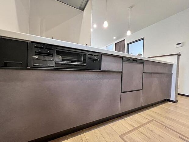 お食事中もキッチンと会話が楽しめるダイニングスペース。