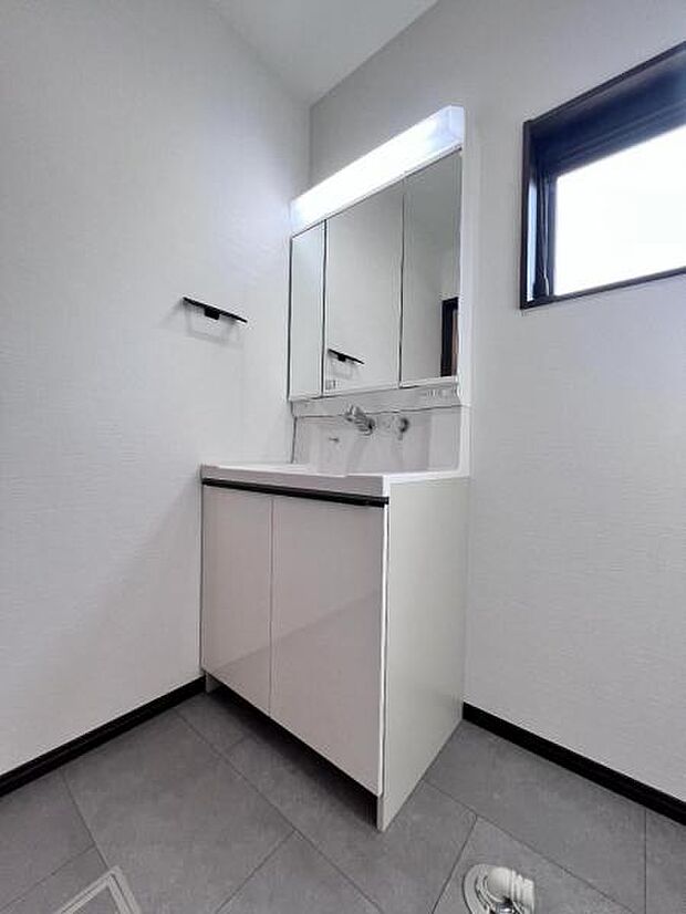 洗面化粧台です。朝の身支度から1日が始まります。