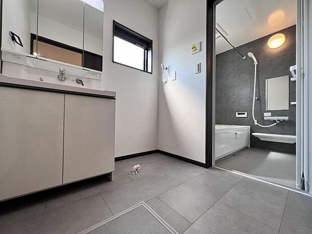 脱衣所は小さなお子様がいるご家庭にも重宝されます。