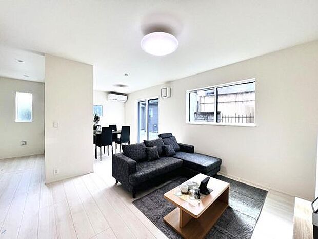 家族団らんの場所としてゆったりと居心地の良いリビングです。