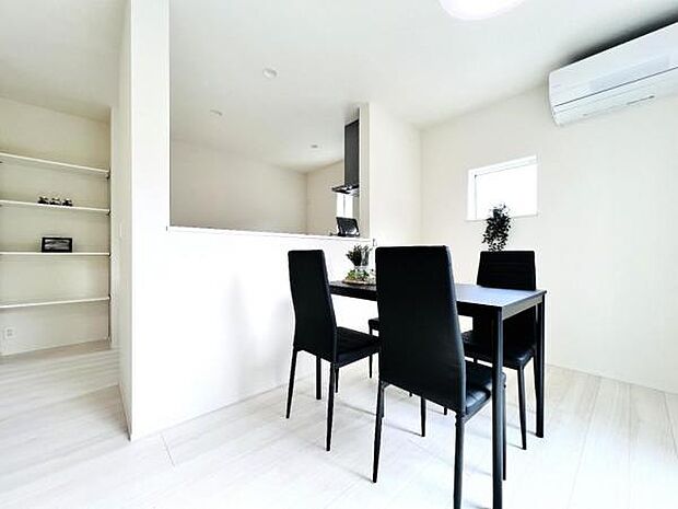 お食事中もキッチンと会話が楽しめるダイニングスペース。