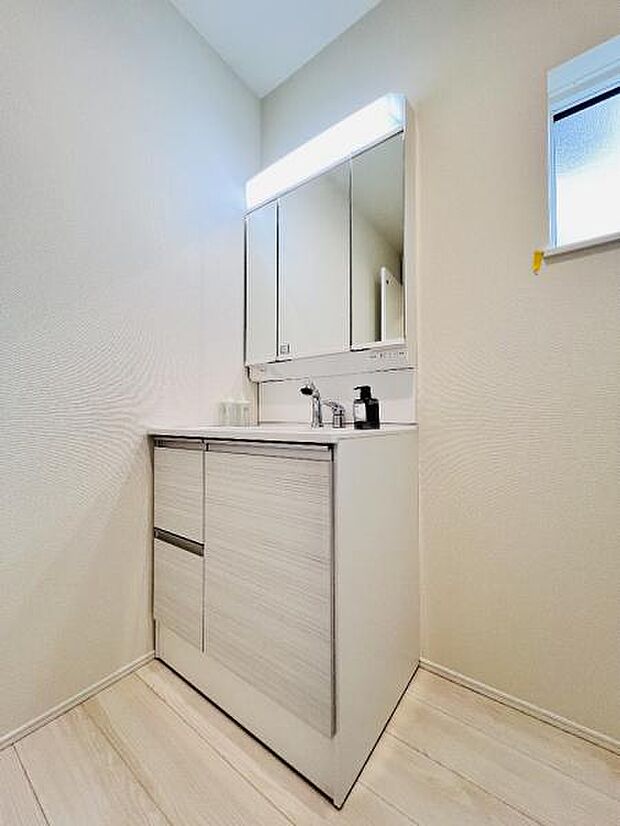 洗面化粧台です。朝の身支度から1日が始まります。