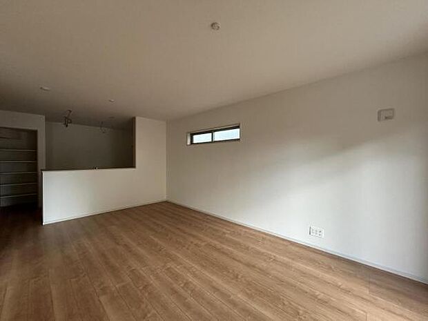 お食事中もキッチンと会話が楽しめるダイニングスペース。