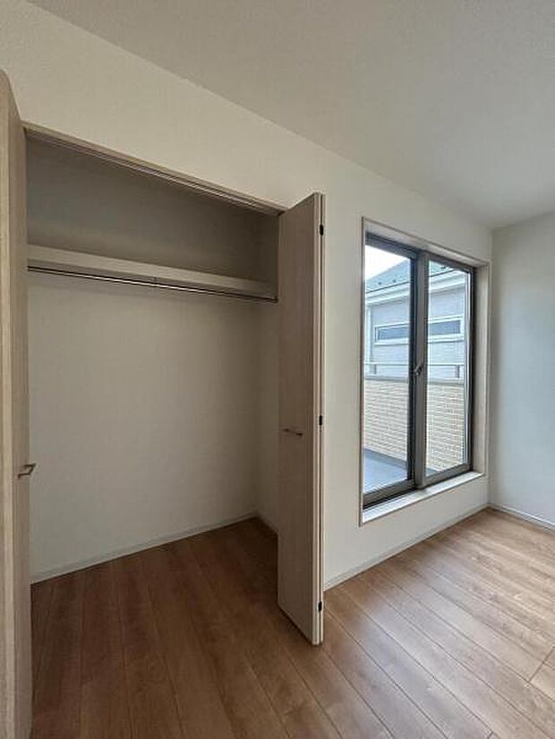 いつでもお部屋をスッキリお使い頂ける収納スペースを設置。