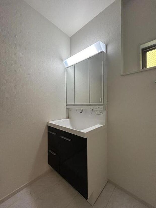 洗面化粧台です。朝の身支度から1日が始まります。