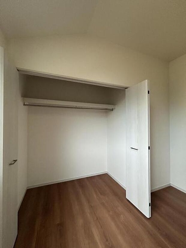 いつでもお部屋をスッキリお使い頂ける収納スペースを設置。