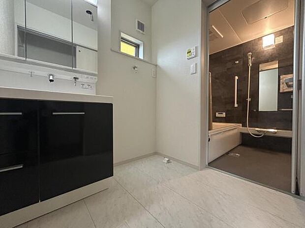 脱衣所は小さなお子様がいるご家庭にも重宝されます。