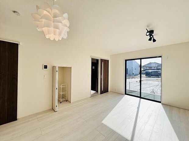 家族団らんの場所としてゆったりと居心地の良いリビングです。