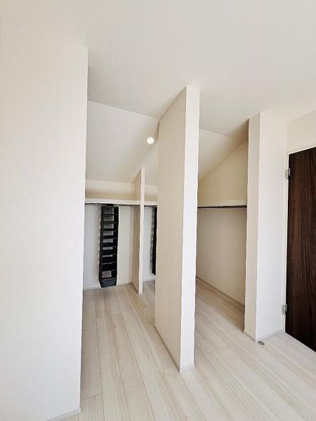 いつでもお部屋をスッキリお使い頂ける収納スペースを設置。