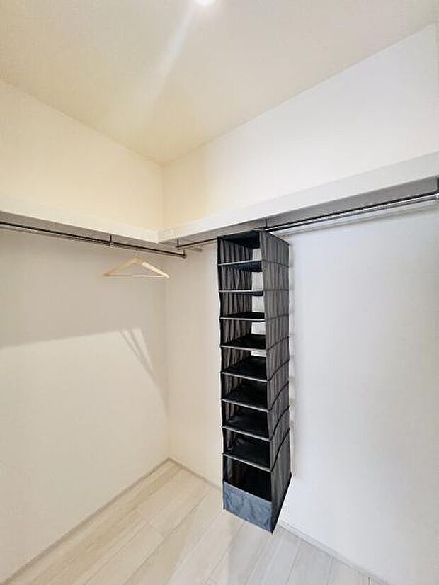 いつでもお部屋をスッキリお使い頂ける収納スペースを設置。