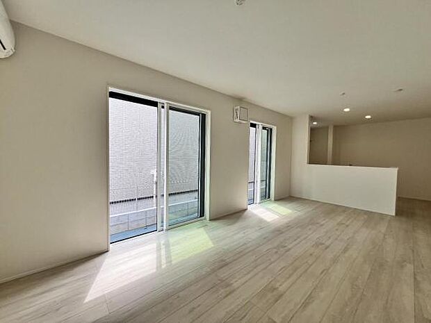 お食事中もキッチンと会話が楽しめるダイニングスペース。