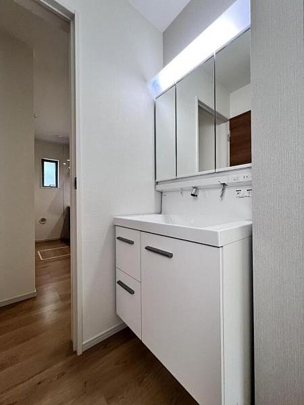 洗面化粧台です。朝の身支度から1日が始まります。