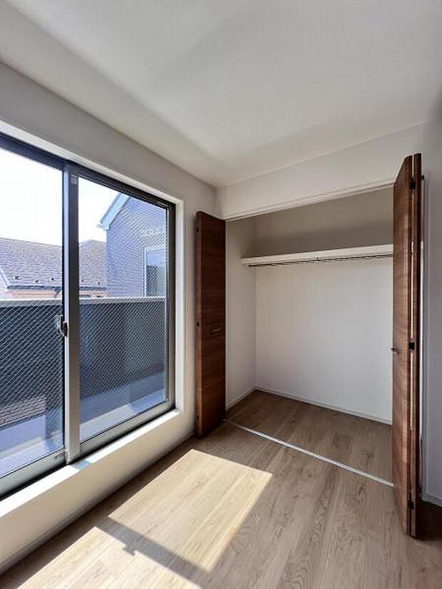 いつでもお部屋をスッキリお使い頂ける収納スペースを設置。