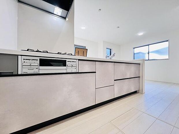 お食事中もキッチンと会話が楽しめるダイニングスペース。