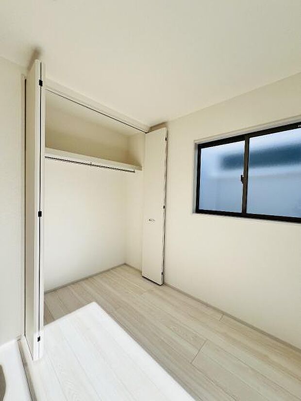 いつでもお部屋をスッキリお使い頂ける収納スペースを設置。