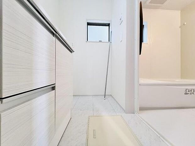 脱衣所は小さなお子様がいるご家庭にも重宝されます。