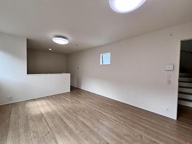 お食事中もキッチンと会話が楽しめるダイニングスペース。