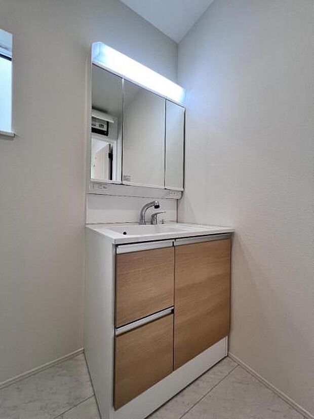 洗面化粧台です。朝の身支度から1日が始まります。