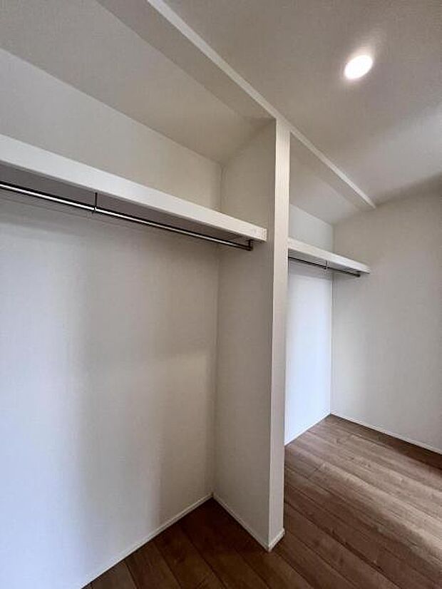 いつでもお部屋をスッキリお使い頂ける収納スペースを設置。