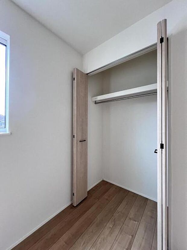 いつでもお部屋をスッキリお使い頂ける収納スペースを設置。