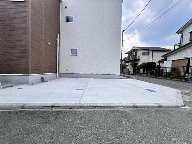 駐車場ももちろん完備しておりますのでお車所有の方にも心強いです。