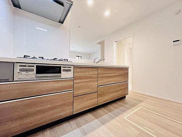 お食事中もキッチンと会話が楽しめるダイニングスペース。