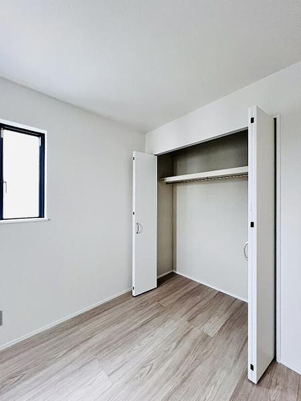 いつでもお部屋をスッキリお使い頂ける収納スペースを設置。