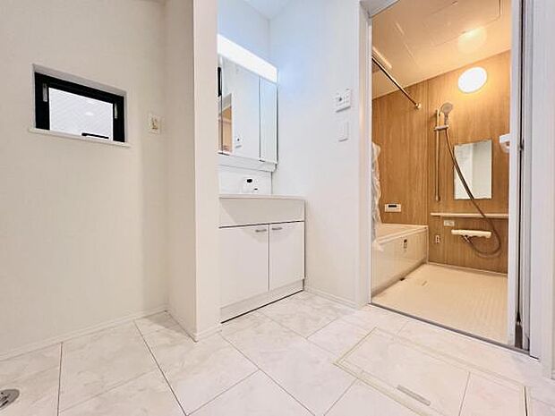 脱衣所は小さなお子様がいるご家庭にも重宝されます。