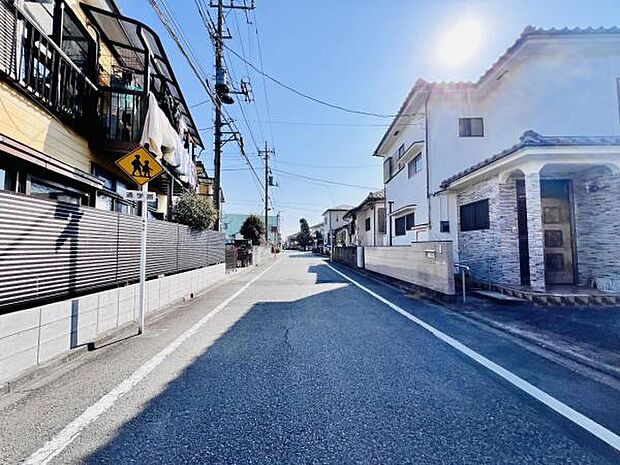 前面道路を含めた現地写真です。