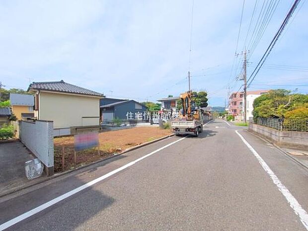 前面道路を含めた現地写真です。