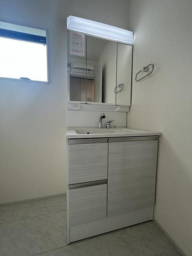 洗面化粧台です。朝の身支度から1日が始まります。