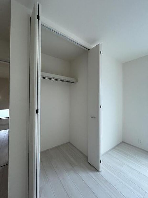 いつでもお部屋をスッキリお使い頂ける収納スペースを設置。