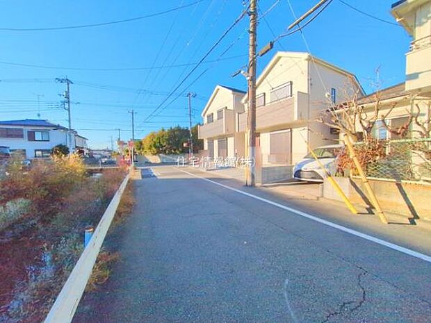 前面道路を含めた現地写真です。