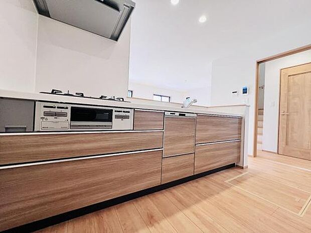 お食事中もキッチンと会話が楽しめるダイニングスペース。