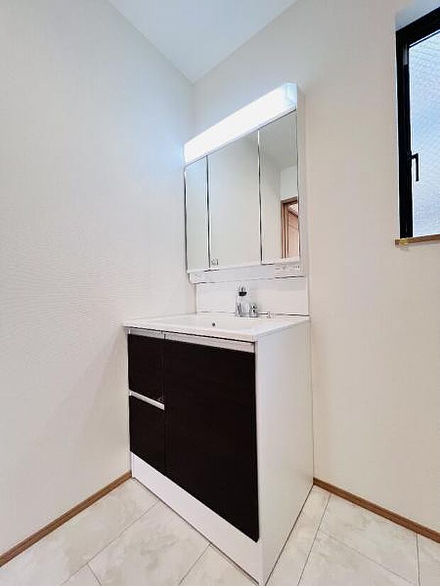 洗面化粧台です。朝の身支度から1日が始まります。